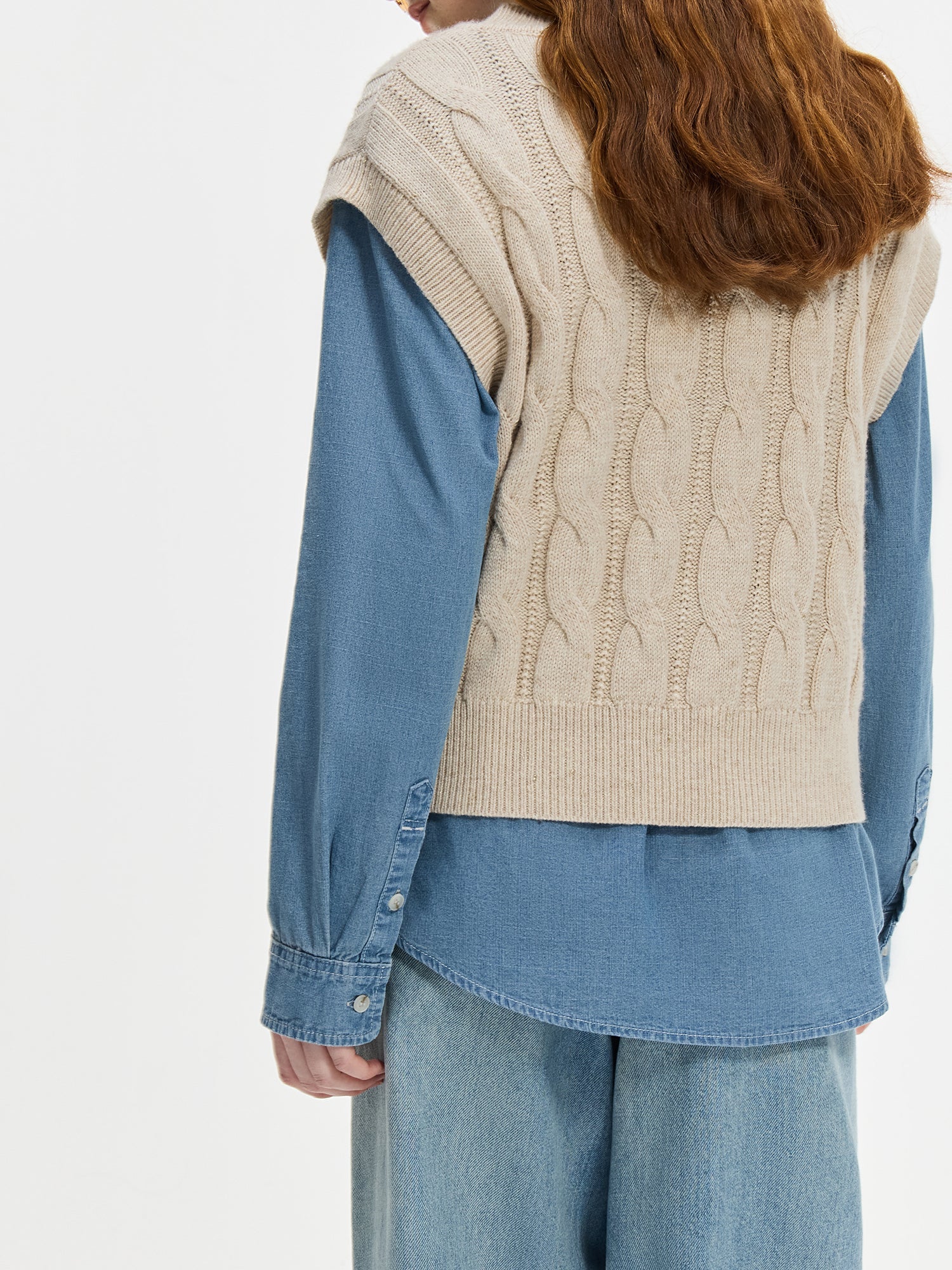 Ceylan Women's Sweater Vest, Cropped Cable Knit V-Neck - Image 4